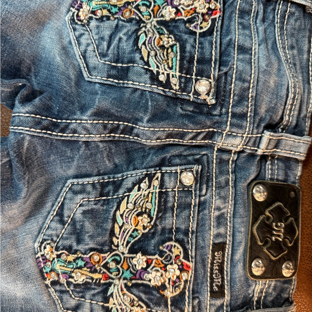 Girls Miss Me Capri Denim Jeans size 8 Embroidered Back Pockets
Like new